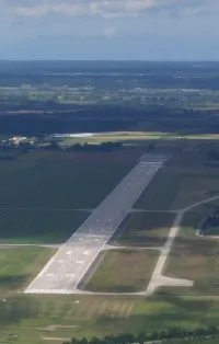Czynny pas lotniska w Kosakowie ma 2,5 km długości użytkowej.
