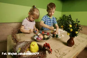 Malowanie wielkanocnych jajek to jedna z najprzyjemniejszych, świątecznych tradycji.