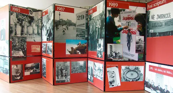 Każdy panel - jeden rok z historii PRL. Autorzy wystawy wybrali obrazy najdobitniejsze i sugestywne.