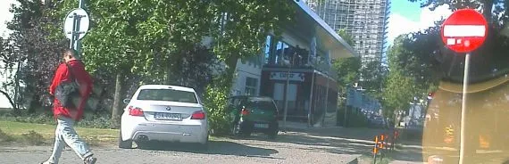 - To zdjęcie zrobiłem w ubiegłym tygodniu pod Centrum Gemini w Gdyni. Nie wiem, czy właściciel tego auta ma szeroki kark, ale chętnie przekazałbym tę fotografię policji - pisze pan Maciej.