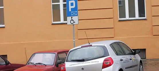 Samochody zaparkowane na miejscu dla niepełnosprawnych w Gdyni. Zdjęcie archiwalne.