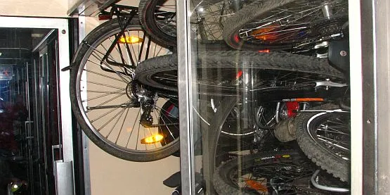 PKP uważa, ze to odpowiedni sposób przewożenia rowerów, których właściciele kupili oczywiście stosowne bilety.