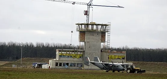 Na lotnisku w Kosakowie już dziś powstaje wieża kontroli lotów, która obsłuży ruch cywilny i wojskowy.
