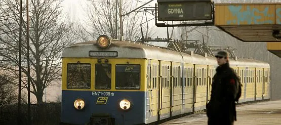 Pociąg Szybkiej Kolei Miejskiej na stacji Gdynia Orłowo 