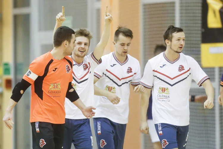 Futsaliści Politechniki nareszcie dali sobie powody do radości. Niestety, zwycięstwo urazem okupił Mateusz Bucholc (z lewej).