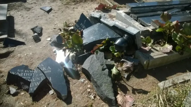 Kilka miesięcy temu na Cmentarzu Łostowickim doszło do zniszczenia jednego z nagrobków (na zdjęciu). Tym razem sprawcy poszli zdecydowanie dalej, po rozbiciu płyty wykopali trumnę i ukradli z niej zwłoki.