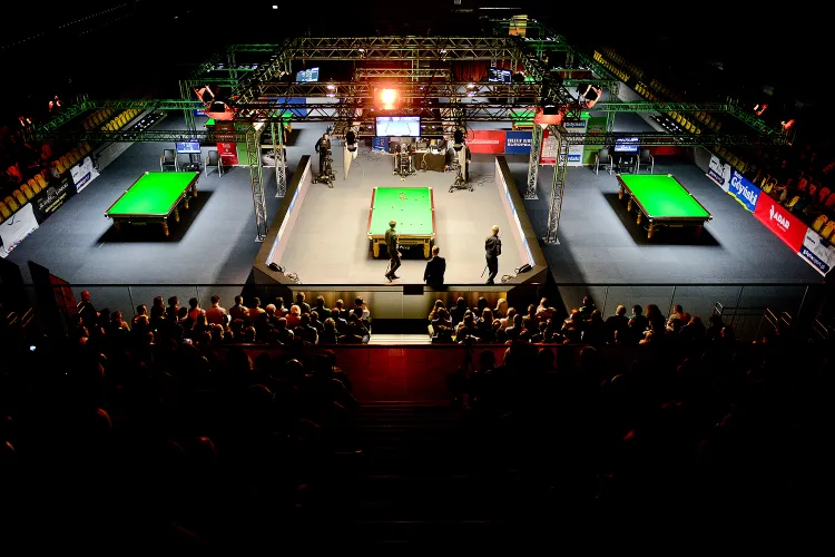 Na trzech głównych stołach w Gdynia Arenie grają największe gwiazdy snookera. Pozostałe - w tle - przeznaczone są głównie do meczów eliminacyjnych.