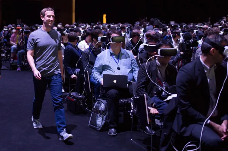 Mark Zuckerberg, założyciel Facebooka, przechodzi obok uczestników kongresu pogrążonych w wirtualnej rzeczywistości. To zdjęcie wywołało dyskusje na temat naszej przyszłości. 
