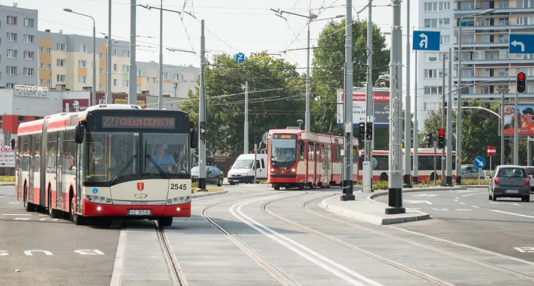 Inwestycje w nowy tabor i trasy tramwajowe sprawiają, że coraz więcej gdańszczan chce podróżować komunikacją miejską.