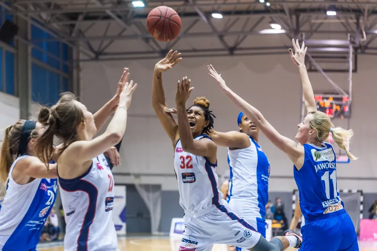 Paris Johnson (nr 32) i jej koleżanki z Basketu nie zdołały odrobić w Lublinie strat, które poniosły w pierwszej, fatalnej w ich wykonaniu kwarcie.