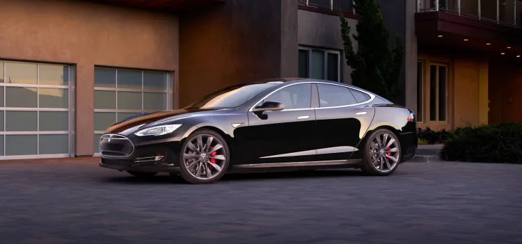 Tesla to synonim samochodów elektrycznych dla osób z grubszym portfelem. Poniżej przedstawiamy wam trzy zdecydowanie tańsze "elektryki" do miasta. 