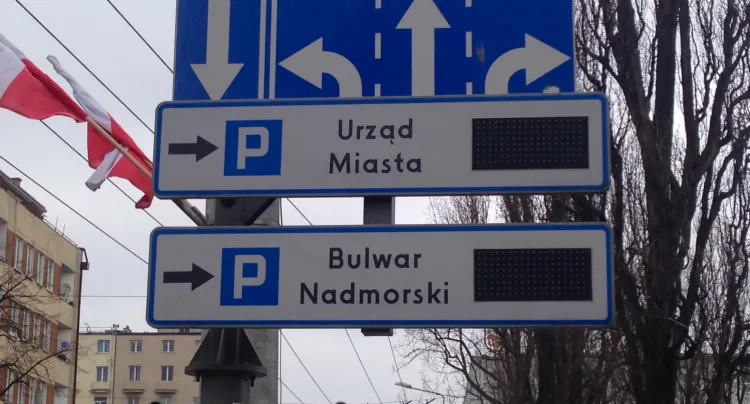 Tablice mające informować o liczbie miejsc parkingowych pozostają w Gdyni wyłączone. Na razie nie wiadomo, kiedy zostaną uruchomione.