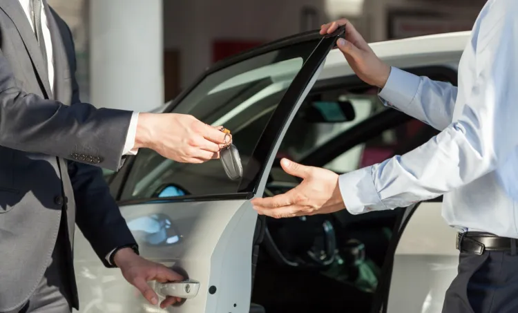 Przed podpisaniem umowy kupna samochodu warto sprawdzić, czy polisa OC jest w całości opłacona. 