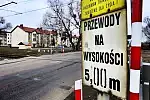 Ostrzeżenia dla kierowców przed przejazdem kolejowym na ul. Równej.