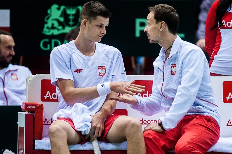 Radosław Szymanik (z prawej) wyznaczył Huberta Hurkacza do singla, gdyż uznał, że 19-latek ma największe szanse w polskiej ekipie, by sprawić niespodziankę w pojedynku z pierwszą rakietą Argentyny. 
