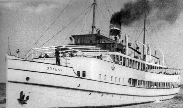 Pod koniec sierpnia 1939 roku, widoczny na zdjęciu parowiec "SS Gdańsk" wcielono do Marynarki Wojennej RP i przemianowano na "ORP Gdańsk". Okręt zakończył swoją krótką historię pod banderą wojenną już 2 września, kiedy to został zaatakowany przez nieprzyjacielskie samoloty. Uszkodzenia okazały się na tyle poważne, że załoga "ORP Gdańsk" podjęła decyzję o jego samozatopieniu.