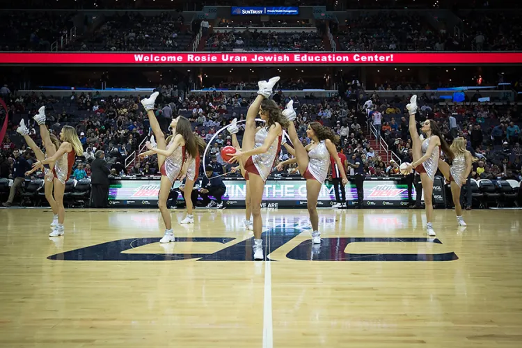 Cheerleaders Gdynia podczas występu na meczu NBA.