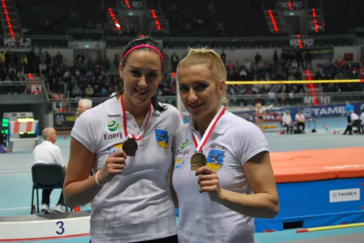 Karolina Tymińska (z prawej) i Paulina Ligarska (z lewej) z SKLA Sopot zajęły kolejno pierwsze i trzecie miejsce na podium w pięcioboju.