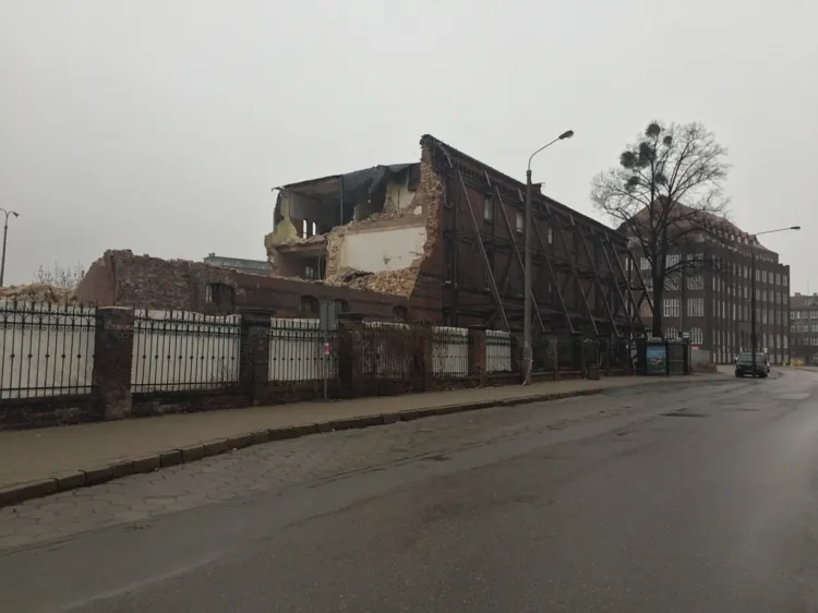 Z budynku przy ul. Wałowej pozostanie tylko fragment elewacji, który będzie wkomponowany w nową zabudowę. Jeszcze niedawno budynek podlegał ochronie.