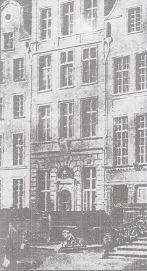 Na zdjęciu prezydium Policji w Gdańsku, które do 1895 r. mieściło się przy Langgasse 25.
Dziś to ul. Długa, a na miejscu prezydium stoi budynek Poczty Polskiej.