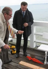 Sven-Ake Svensson, burmistrz Karlshamn, przybija wraz z Jackiem Karnowskim pamiątkową deskę do sopockiego molo.