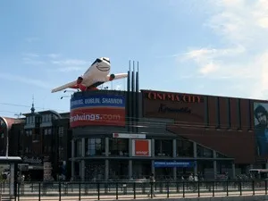 Szykujący się do lotu samolocik Centralwings nie jest jedyną kontrowersyjną reklamą w historycznym centrum Gdańska.