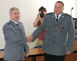 Nowego stanowiska Krzysztofowi Szymikowi (po lewej) gratuluje nadkom. Andrzej Siwek, komendant pomorskiej policji.