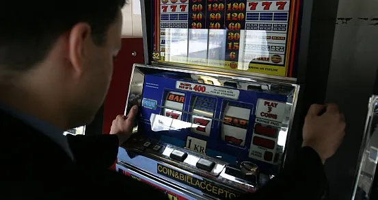 "Jednoręki bandyta" to jeden z popularniejszych automatów do gry. Niestety często zdarza się, że przepłacamy za grę.