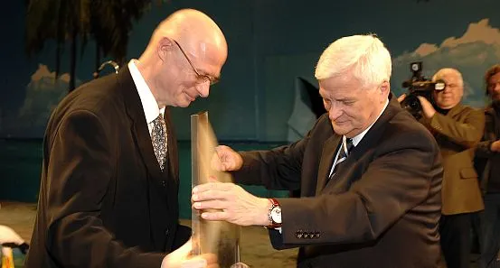Orzechowski (z lewej) już w tym roku odebrał nagrodę teatralną od marszałka Kozłowskiego. Czy jego plany na nowy sezon teatralny przyczynią się do kolejnych nagród?