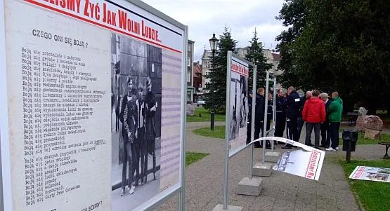 Wystawa o Ruchu Młodej Polski najwyraźniej przeszkadzała wandalom.