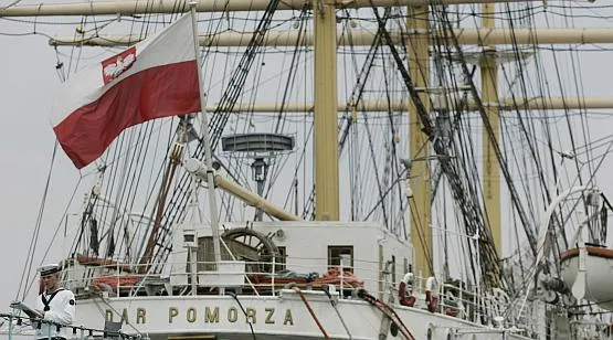 Dar Pomorza cumuje w Gdyni przy Molo Południowym.