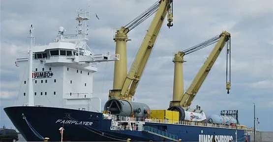 Statek "Fairplayer" czeka już w terminalu kontenerowym DCT w Gdańsku na wyładunek. 