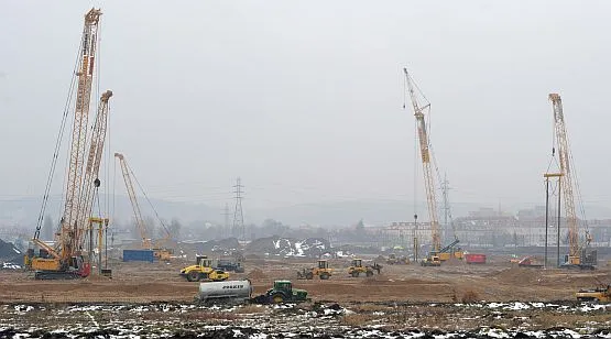 Na placu budowy stadionu w Letnicy wciąż pracują robotnicy Wakozu. W maju dołączą do nich pracownicy Hydrobudowy Polska i AlpinBau.