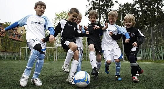 Młodzi piłkarze marzą o wielkiej karierze.