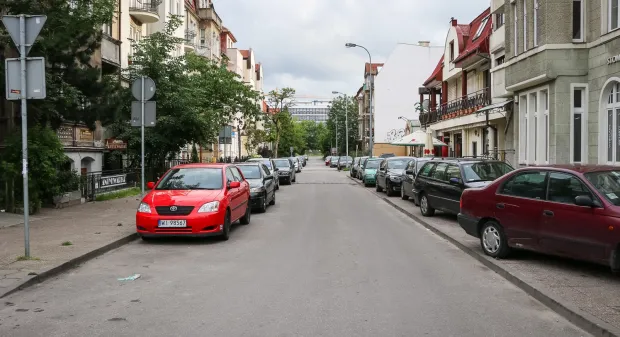 Ulica Bohaterów Getta Warszawskiego. Tutaj miałaby powstać strefa ograniczonego ruchu z tramwajem w jezdni. Miasto rozważa budowę parkingu, aby wyeliminować parkowanie w obrębie ulicy.