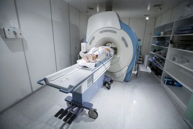 Funkcjonalny rezonans magnetyczny, przeznaczony głównie dla pacjentów oddziałów neurochirurgicznych, oczekujących na zabieg, wykonywany jest w Uniwersyteckim Centrum Klinicznym w Gdańsku. Ośrodek stopniowo zwiększa liczbę przeprowadzanych badań. 