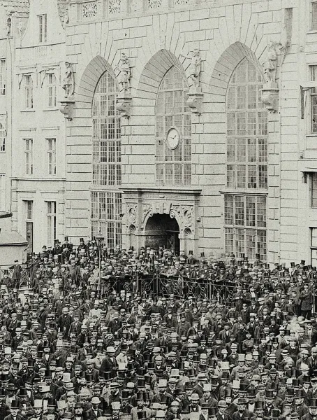 Fragment metrowej fotografii zbiorowej na Długim Targu. Rok 1865 - Richard Gottheil. 