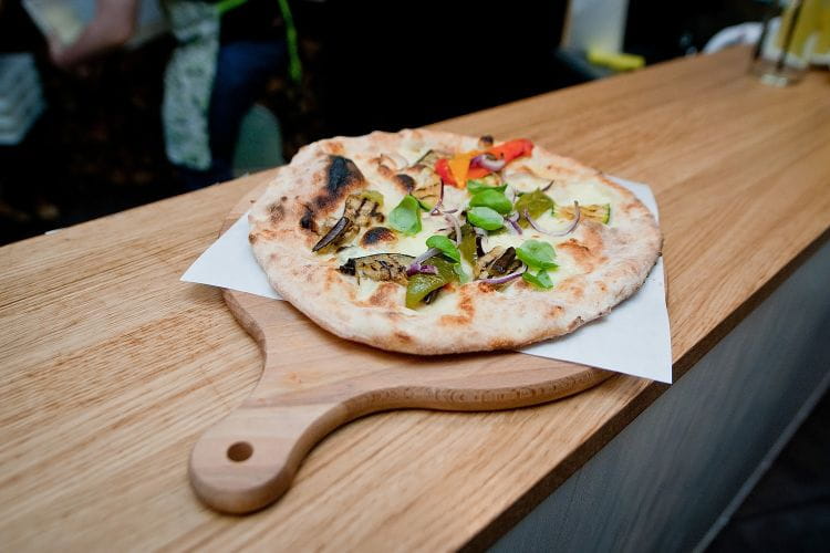 Pizza w lokalu z piecem opalanym drewnem nie musi być wcale najdroższa. Na zdjęciu pizza z Viva La Pizza w Gdyni.