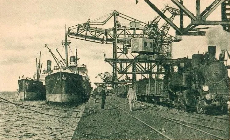 "Gazeta Gdańska" z 13 marca 1931 r. informuje m. in. o dynamicznym rozwoju Gdyni oraz otwarciu połączenia morskiego z portem w Rotterdamie. Na zdjęciu gdyński port w latach 30.