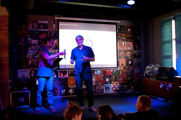 Przemysław Rydzewski (z lewej) oraz Artur Liebhart, dyrektor Millenium Docs Against Gravity od lat promują kino dokumentalne w Trójmieście. Zaczynali na kameralnych pokazach w Mewie Towarzyskiej.
