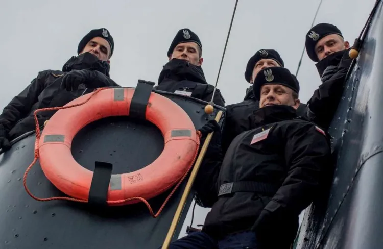 Członkowie załogi ORP Błyskawica, którzy wzięli udział w akcji ratunkowej.