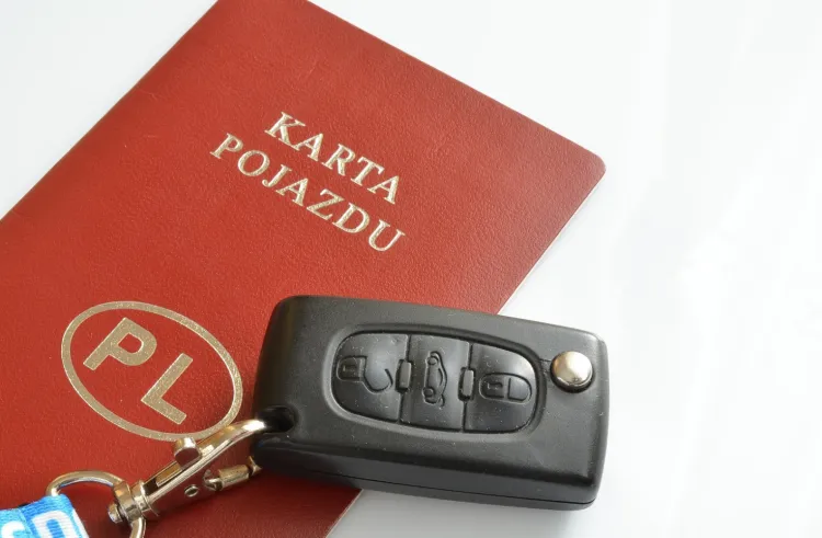 O zwrot nadpłaty w wysokości 425 zł mogą ubiegać się osoby, które w latach 2003-2006 sprowadziły samochód z zagranicy, a następnie zarejestrowały go w Polsce. 
