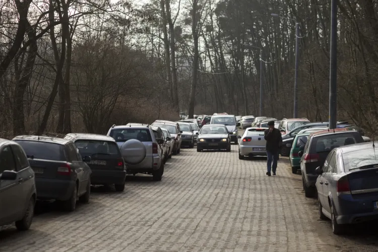 Ul. Smoluchowskiego, widok w stronę ul. Cygańska Góra. Widoczny na zdjęciu chaos ma zniknąć w drugiej połowie roku. Wtedy to ma zostać oddany do użytku nowy parking na około 200 samochodów.