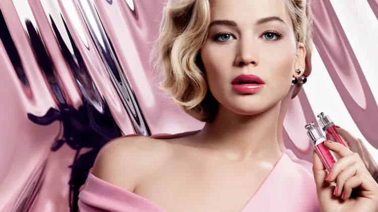 Chociaż czerwień w makijażu ust wciąż trzyma się mocno, to projektanci zachęcają do eksperymentów z odcieniami różu. Jennifer Lawrence w kampanii Dior.
