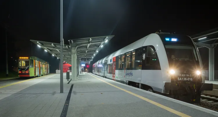 Bilet łączony pozwala za 140 zł na podróż komunikacją miejską w Gdańsku i Sopocie lub Gdyni i Sopocie oraz pociągami SKM, w tym kursującymi po trasie PKM. Teraz będzie go można kupić przez Internet.