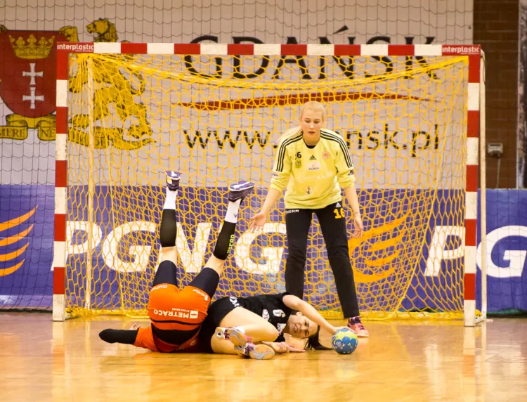 Piłkarki ręczne AZS Łączpolu AWFiS walczyły z Zagłębiem nawet w parterze, jak na zdjęciu Monika Stachowska, ale z parkietu zeszły pokonane. 