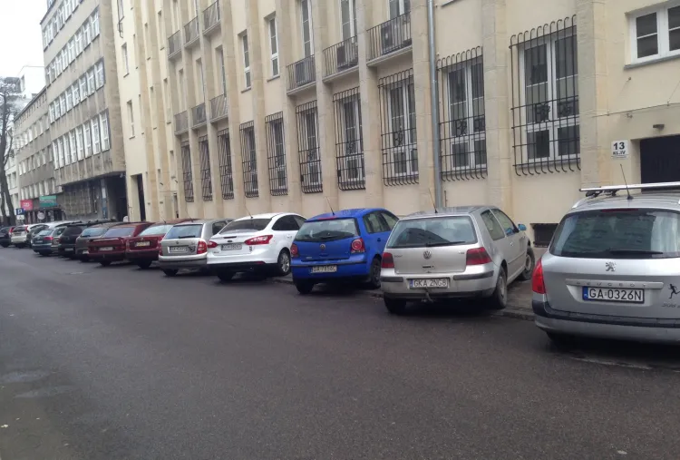 Zamiast obecnego skośnego parkowania, postój równoległy - to główna propozycja mieszkańców ul. Zygmunta Augusta.