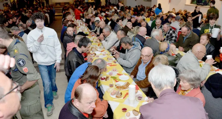 Śniadania wielkanocne dla potrzebujących organizowane są co roku w całym Trójmieście (na zdjęciu śniadanie organizowane przez franciszkanów w Gdyni).