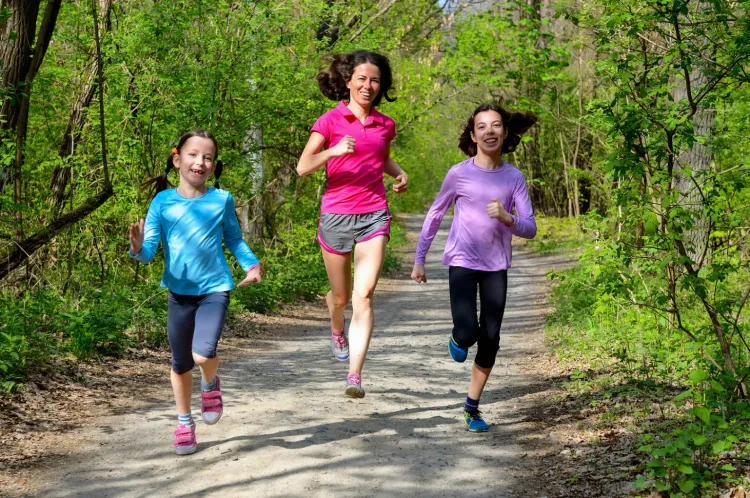 Jogging jest znacznie efektywniejszy w spalaniu kalorii niż spacer. I też można uprawiać go w rodzinnym gronie.