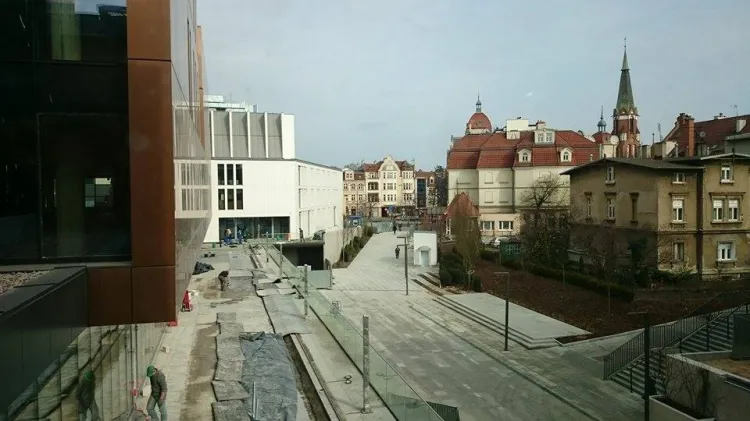 Prace na terenie kompleksu Sopot Centrum wciąż trwają. Budowlańcy udostępnili pieszym deptak wzdłuż wybudowanych budynków, który ułatwia dojście do "Monciaka". 